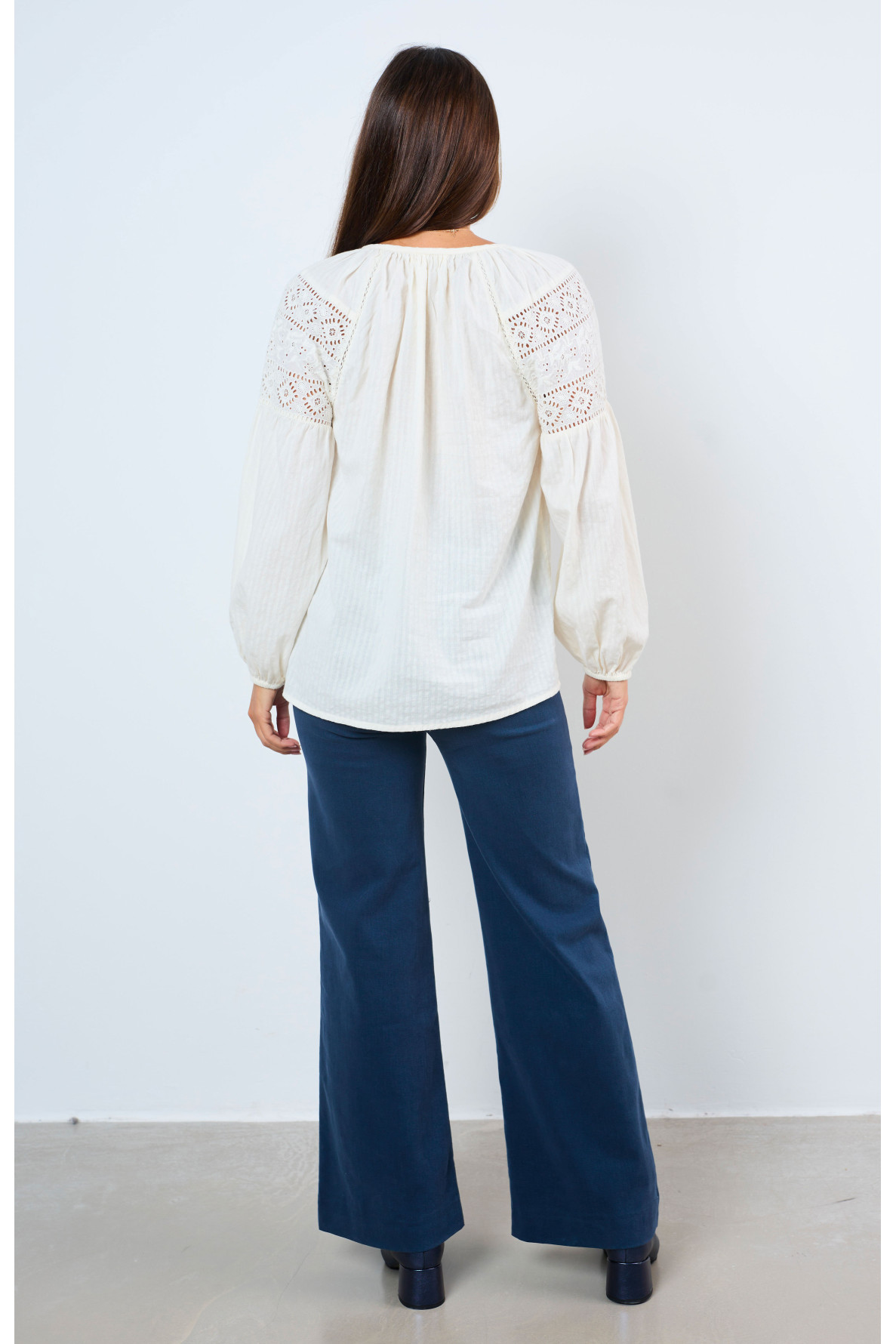 GEBORDUURDE WITTE BLOUSE - 3