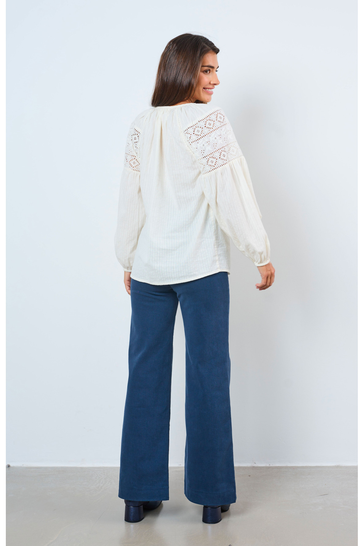 GEBORDUURDE WITTE BLOUSE - 5