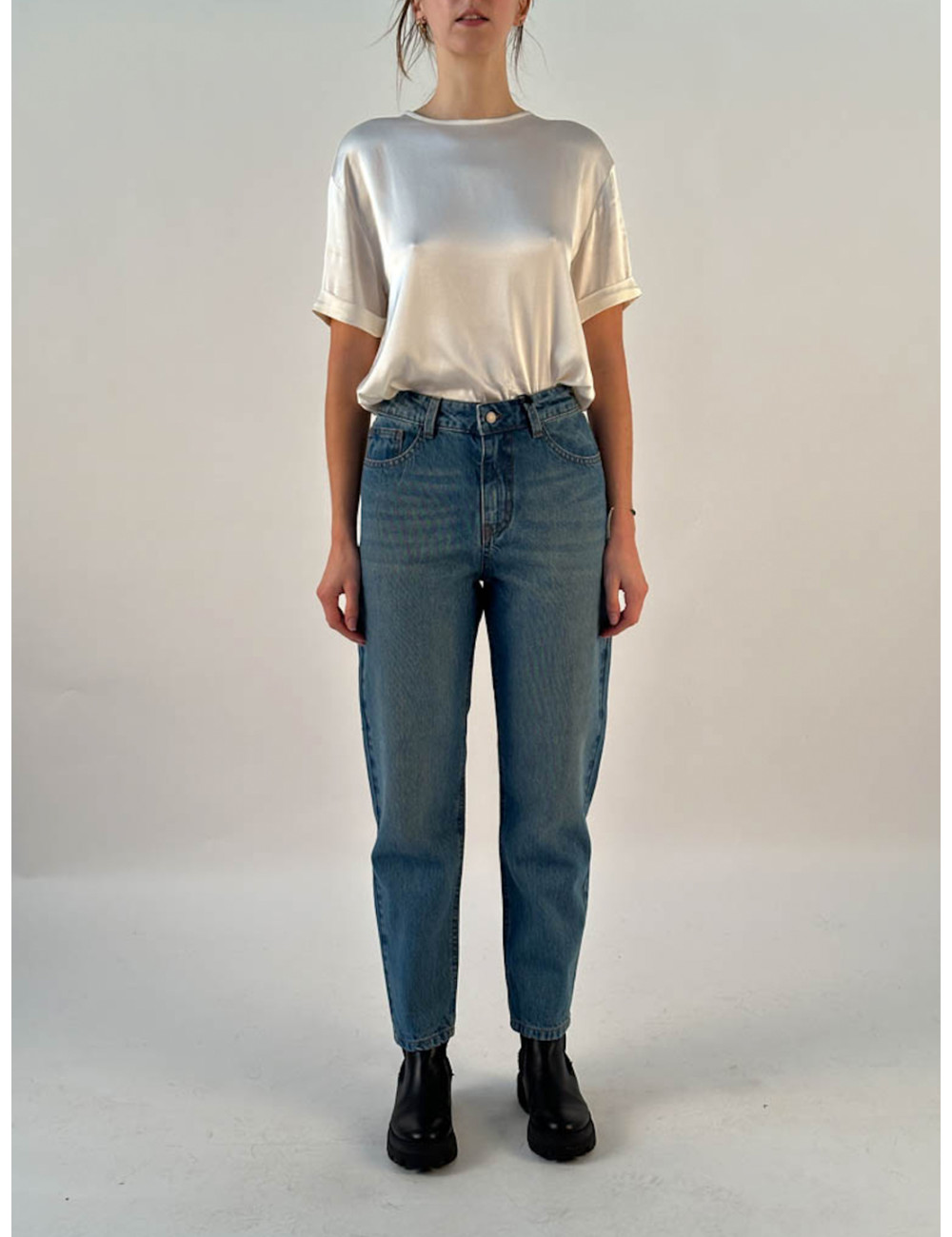 STRAIGHT-LEG JEANS - 