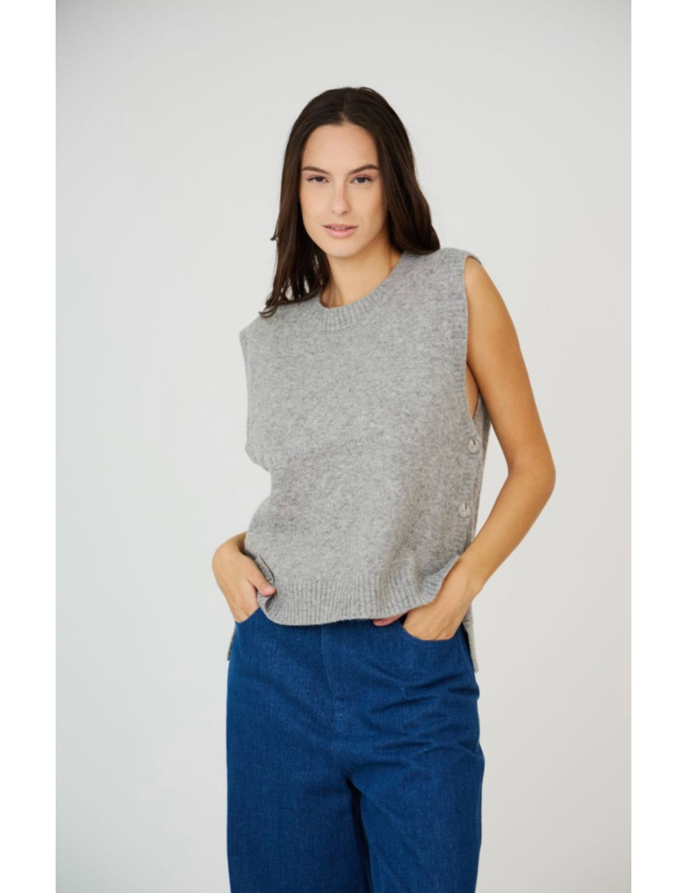 Sleeveless round neck sweater - 