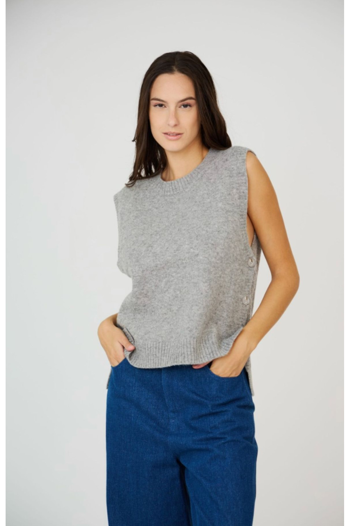 Sleeveless round neck sweater - 1