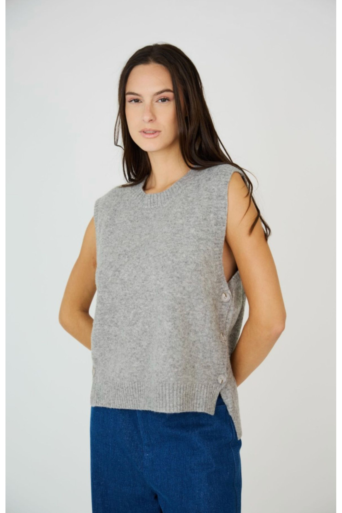 Sleeveless round neck sweater - 2